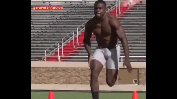 Negão correndo de pau duro