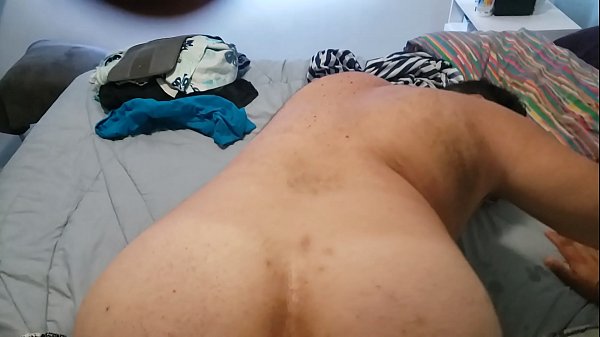 De quatro levando pincelada no cu