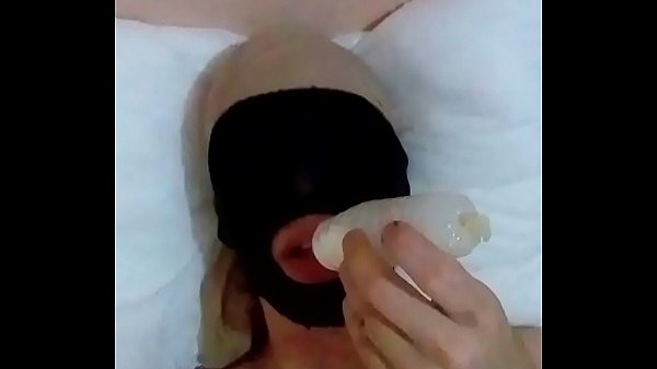 Viadinho bebendo leite da camisinha. Gay eating cum condom milk