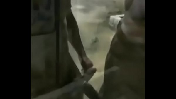 musculosos se pegando gostoso na rua