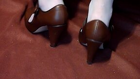 In Strumpfhose und Pumps die Stiefel gefickt