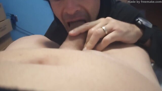 Vicente casado chupando el pene de un repartidor al entregarle un paquete tragando su leche.