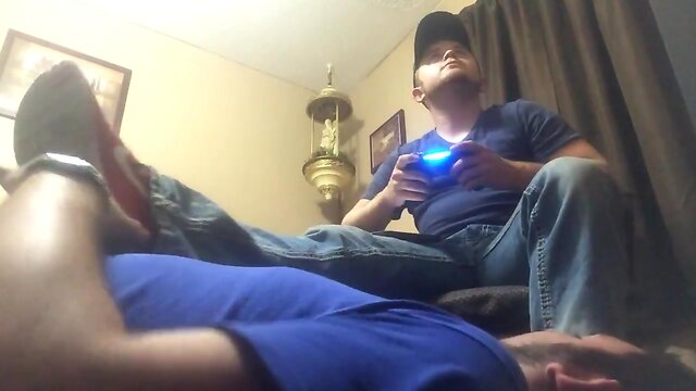 Under sexy gamers feet