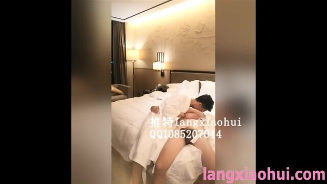 浪小辉老师公交车站勾搭打工人拉回酒店与另外一位骚零一起配种